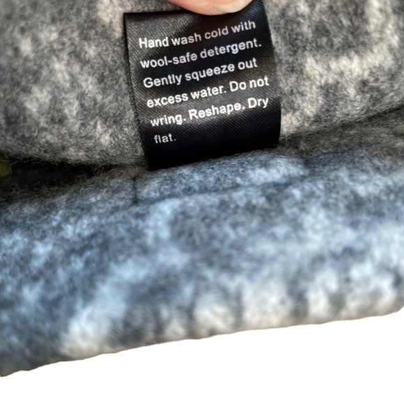 Woolflower 100% Wool Green Gray Warm Winter Beanie Hat Flower Top Womens - Picture 7 of 8